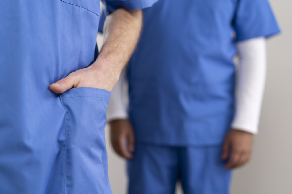 آیا اسکراب پزشکی باید در بیمارستان‌ها به‌طور مرتب تعویض شود؟