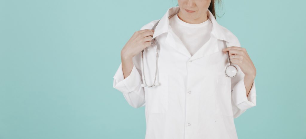 چرا رنگ سفید برای روپوش‌های پزشکی انتخاب شده است؟