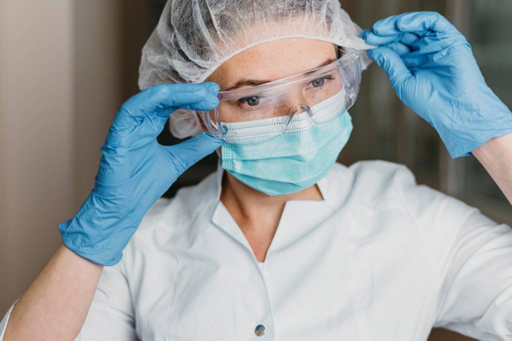 بررسی مواد سازنده کلاه جراحی و نکات ایمنی آن‌ها