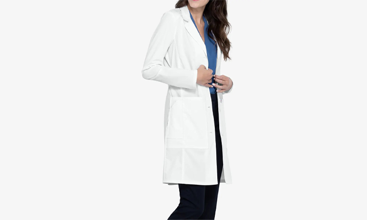 راهنمای خرید روپوش پزشکی برای افراد قدبلند